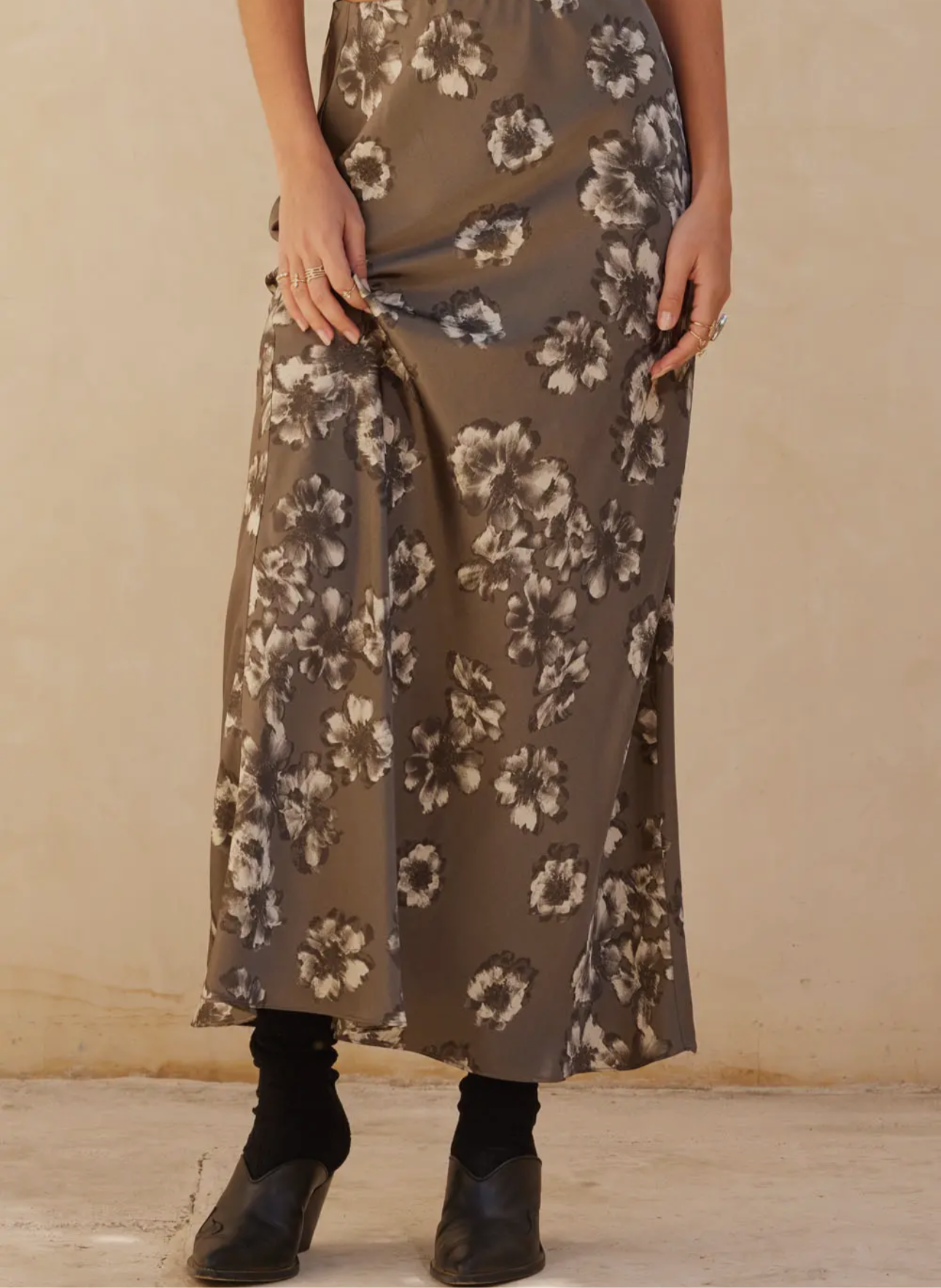 𝙱𝚕𝚘𝚘𝚖𝚒𝚗𝚐 𝙿𝚎𝚛𝚜𝚘𝚗𝚊𝚕𝚒𝚝𝚢 𝚂𝚊𝚝𝚒𝚗 𝙼𝚊𝚡𝚒 𝚂𝚔𝚒𝚛𝚝